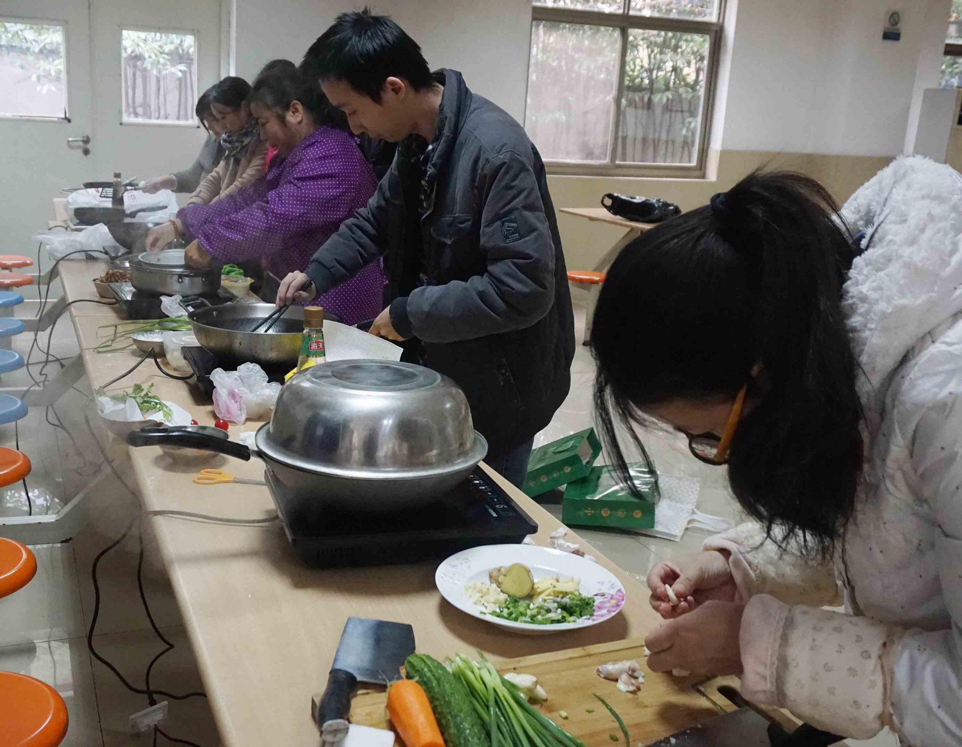 
                            魚(yú)火相逢，互展廚技，共烹友旺情！