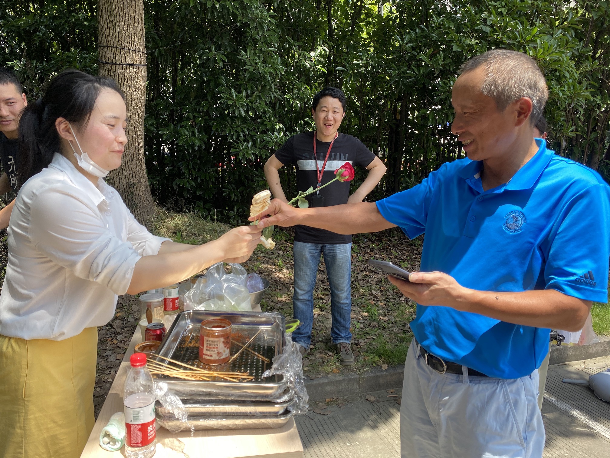 
                            地攤VS公益——我公司開展“義賣集市，友旺喊你來擺攤啦”活動